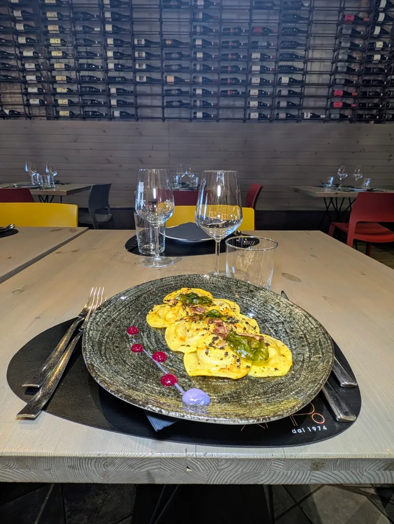 Quadrotti ripieni di melanzane e scamorza latte affumicata su vellutata di datterino giallo polvere di olive nere e pancetta artigianale Campo croccante