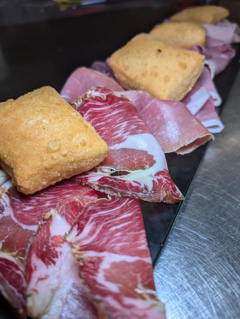tagliere con gnocco Campo norcineria con cucina